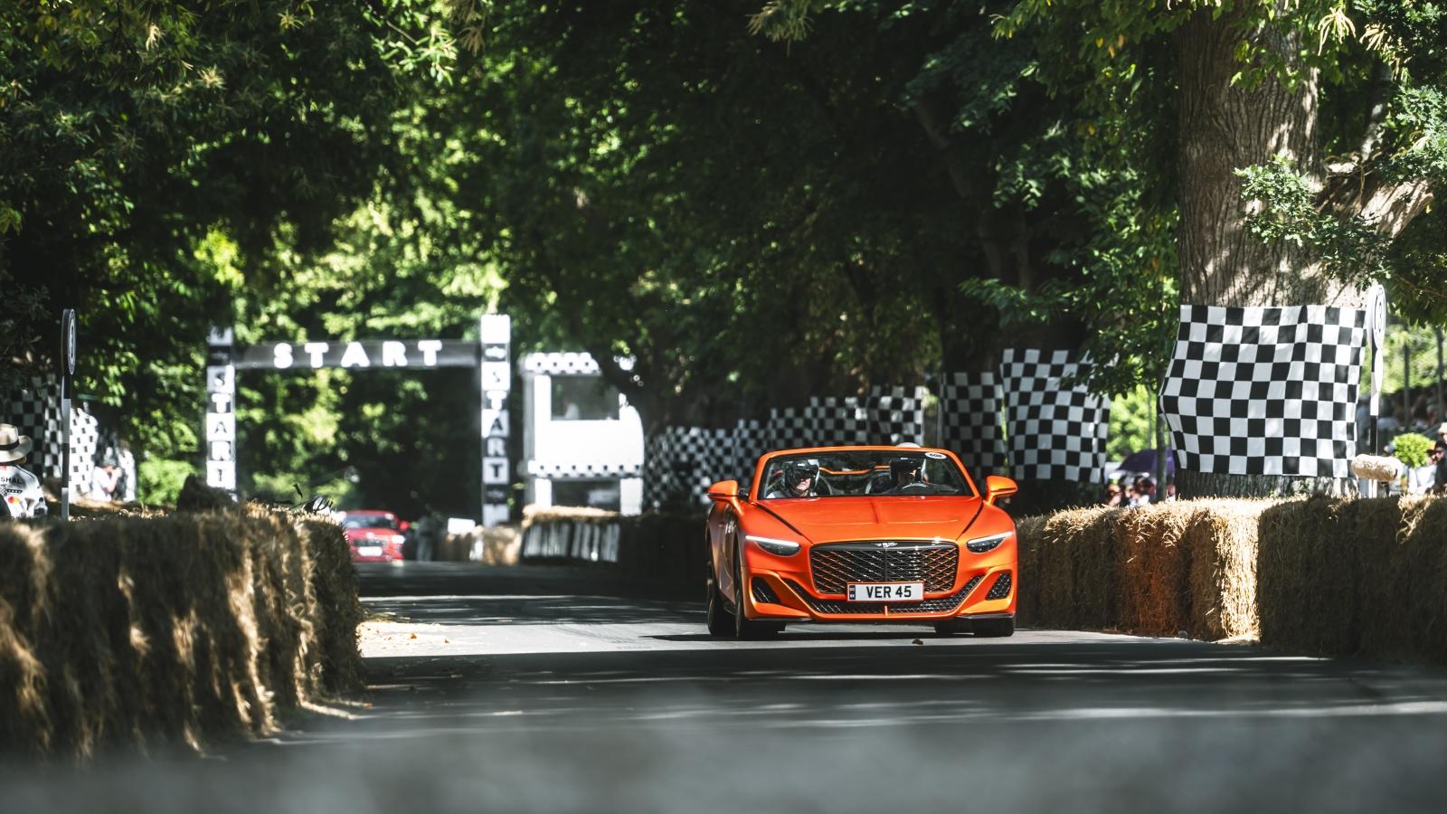 <p class="editor-paragraph" dir="ltr" style="text-align: center;"><b><strong class="editor-text-bold" style="white-space: pre-wrap;">べントレーの矜持に触れ、</strong></b><br><b><strong class="editor-text-bold" style="white-space: pre-wrap;">ヒルクライムを駆け抜ける至高の体験</strong></b></p><p class="editor-paragraph" dir="ltr" style="text-align: center;"><span style="white-space: pre-wrap;">イギリス・ウェストサセックスの広大な貴族の領地で開催される、世界最大級のモータースポーツの祭典「Goodwood Festival of Speed (FOS)」。 </span></p><p class="editor-paragraph" dir="ltr" style="text-align: center;"><span style="white-space: pre-wrap;">2026年、私たちはベントレーと共に、&nbsp;「CORNES MOMENT＝“心躍る瞬間”クルマってホント楽しい！」をお贈りします。</span></p>