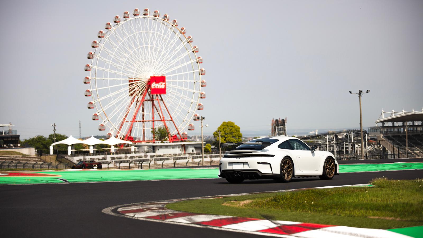 <p class="editor-paragraph" dir="ltr"><span style="white-space: pre-wrap;">初夏の気配が心地よい2026年4月28日(火)、鈴鹿サーキットにて「CORNES Driving Academy｜ATHLETE」を開催いたしました。 </span></p><p class="editor-paragraph" dir="ltr"><span style="white-space: pre-wrap;">少人数制ドライビングレッスン「CORNES Driving Academy」のうち、この「ATHLETE」はハイパフォーマンスカーのポテンシャルを最大限に引き出す、高度なドライビングスキルの習得に特化したカテゴリー。　片岡 龍也選手をチーフインストラクターとし、 松田 次生選手、そしてHitotsuyama with CORNES RACINGからJAPAN CUPに参戦中の川端 伸太朗選手を招へい。　涼やかな風が吹き抜ける絶好のコンディションの中、プログラムがスタートしました。 </span></p>
