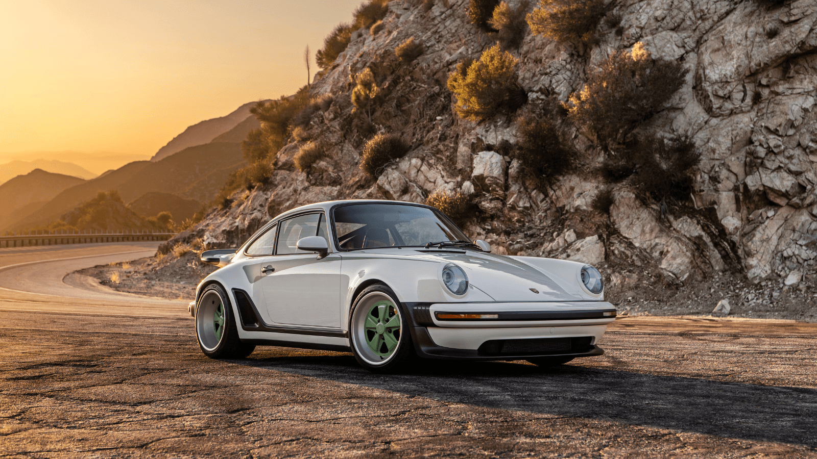 Singer |シンガー・ヴィークル・デザイン Singer Track 2 | ポルシェ タイプ930を再構築する Porsche 911 Reimagined by Singer - Classic Turbo Services